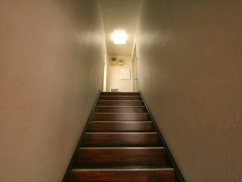 2階へ続く階段。
